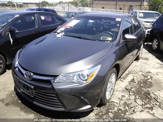 4T4BF1FK8FR469345 - 2015 TOYOTA CAMRY LE/XLE/SE/XSE BROWN photo 2