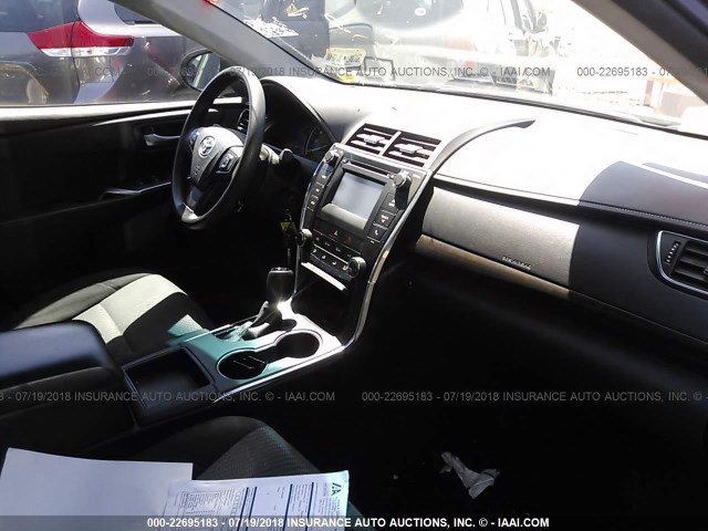 4T4BF1FK8FR469345 - 2015 TOYOTA CAMRY LE/XLE/SE/XSE BROWN photo 5