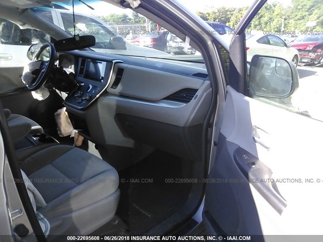 5TDKK3DC6FS551242 - 2015 TOYOTA SIENNA LE SILVER photo 5