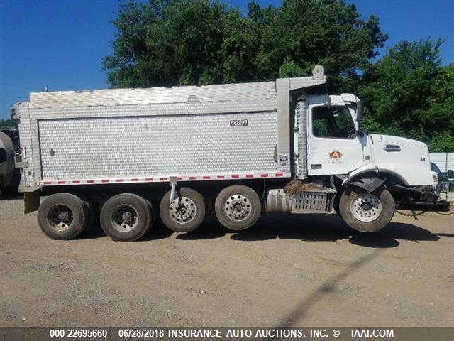 4V5KC9EH1GN938444 - 2016 VOLVO VHD SILVER photo 2