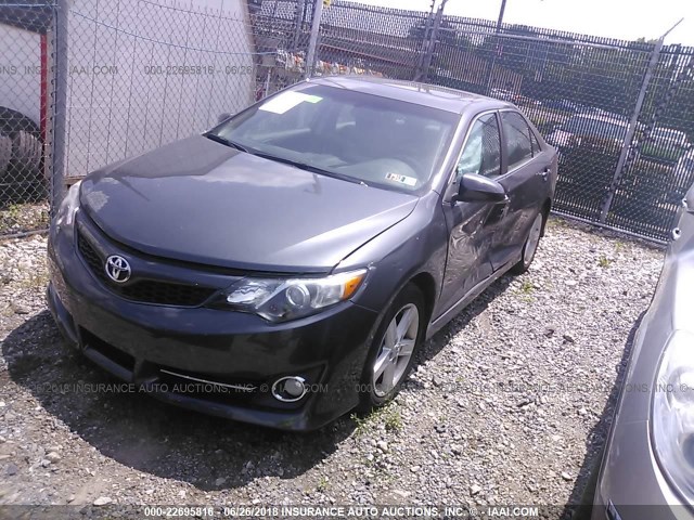 4T1BF1FK2CU024704 - 2012 TOYOTA CAMRY SE/LE/XLE 灰色 照片 2