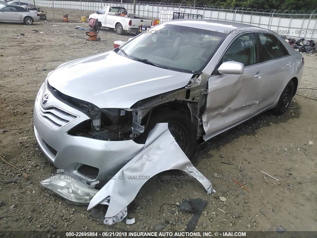 4T1BF3EK6BU772514 - 2011 TOYOTA CAMRY SE/LE/XLE SILVER photo 2