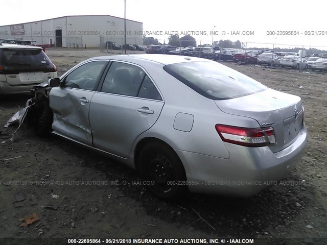 4T1BF3EK6BU772514 - 2011 TOYOTA CAMRY SE/LE/XLE SILVER photo 3