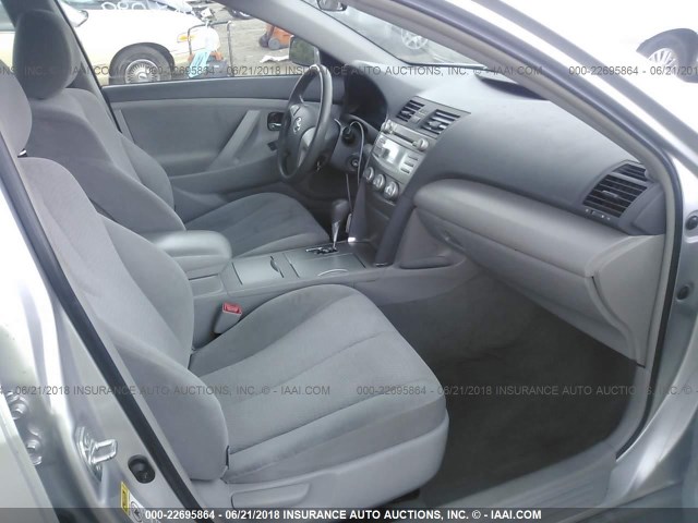 4T1BF3EK6BU772514 - 2011 TOYOTA CAMRY SE/LE/XLE SILVER photo 5