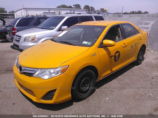 4T1BD1FKXCU022172 - 2012 TOYOTA CAMRY HYBRID/LE/XLE YELLOW photo 2