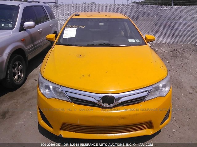 4T1BD1FKXCU022172 - 2012 TOYOTA CAMRY HYBRID/LE/XLE 黄色 照片 6