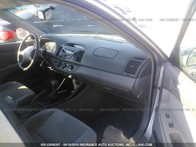 4T1BE32KX2U530400 - 2002 TOYOTA CAMRY LE/XLE/SE 银色 照片 5