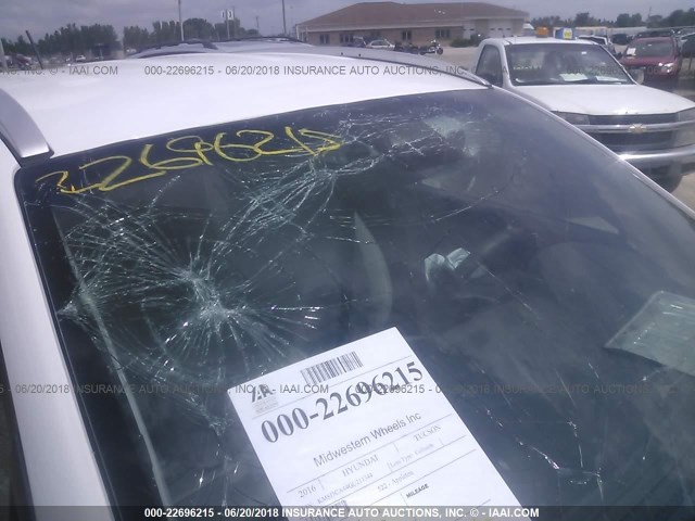 KM8J3CA44GU211344 - 2016 HYUNDAI TUCSON LIMITED/SPORT AND ECO/SE WHITE photo 6