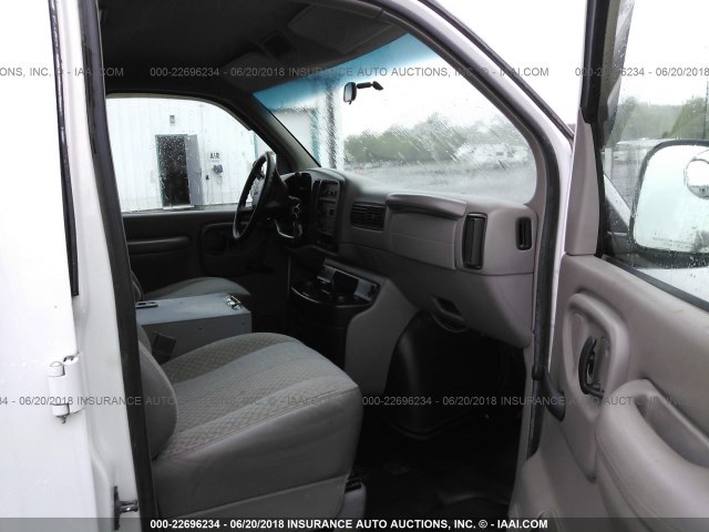 1GTHG35R811227293 - 2001 GMC SAVANA G3500 WHITE photo 5