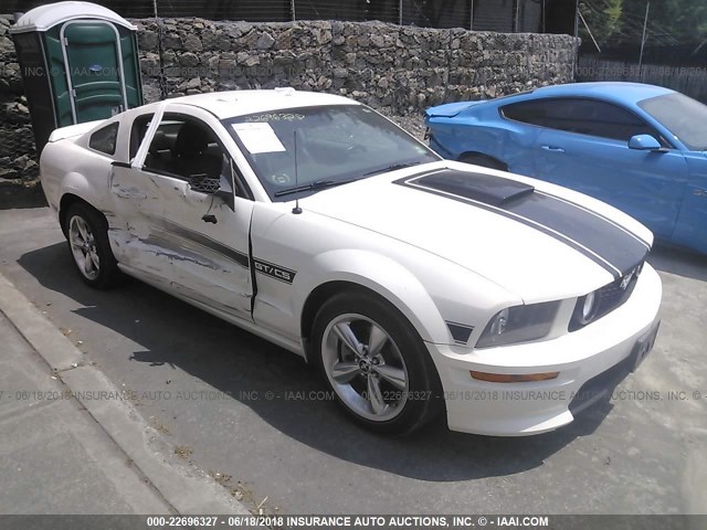 1ZVHT82H385173597 - 2008 FORD MUSTANG GT WHITE photo 1