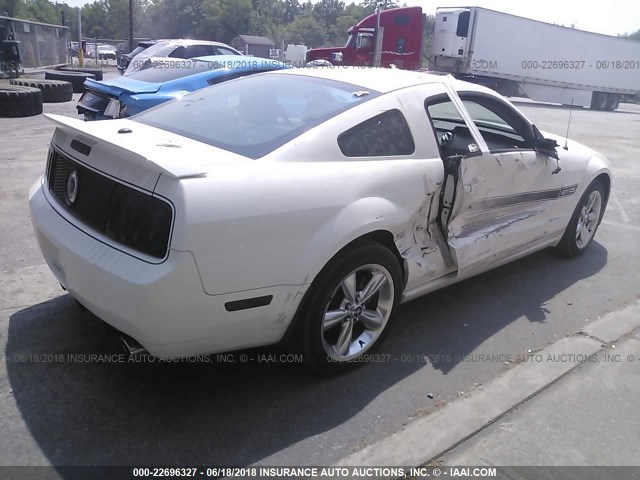1ZVHT82H385173597 - 2008 FORD MUSTANG GT WHITE photo 4