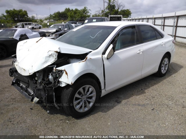 4T4BF1FK7FR486752 - 2015 TOYOTA CAMRY LE/XLE/SE/XSE WHITE photo 2