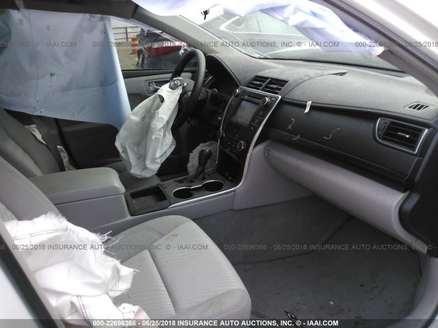 4T4BF1FK7FR486752 - 2015 TOYOTA CAMRY LE/XLE/SE/XSE WHITE photo 5