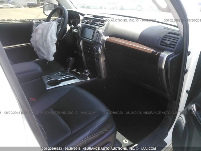 JTEBU5JR7G5359653 - 2016 TOYOTA 4RUNNER SR5 PREM/LTDL/TRAIL/TRD WHITE photo 5