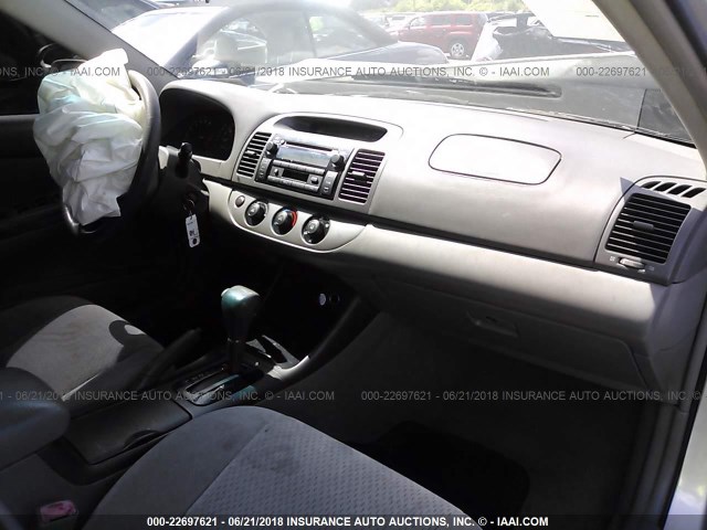 4T1BE32K84U864170 - 2004 TOYOTA CAMRY LE/XLE/SE ვერცხლისფერი ფოტო 5