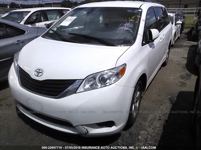 5TDKK3DC4DS303147 - 2013 TOYOTA SIENNA LE WHITE photo 2