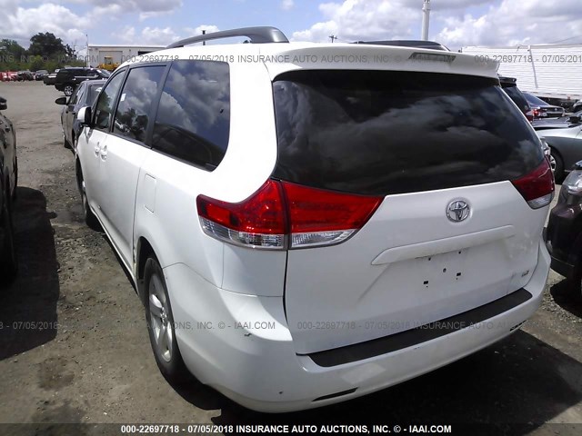 5TDKK3DC4DS303147 - 2013 TOYOTA SIENNA LE WHITE photo 3