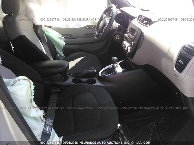 KNDJN2A22G7858265 - 2016 KIA SOUL 银色 照片 5