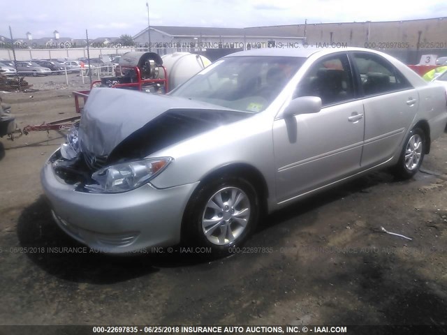 4T1BF32K25U085880 - 2005 TOYOTA CAMRY LE/XLE/SE 银色 照片 2