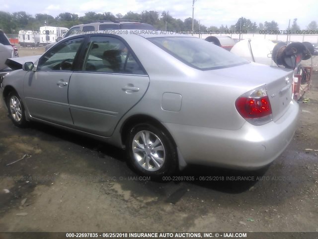 4T1BF32K25U085880 - 2005 TOYOTA CAMRY LE/XLE/SE 银色 照片 3
