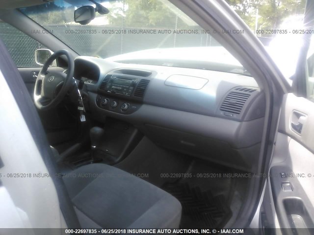 4T1BF32K25U085880 - 2005 TOYOTA CAMRY LE/XLE/SE 银色 照片 5