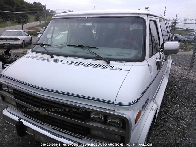 1GBEG25K2RF155753 - 1994 CHEVROLET G20 WHITE photo 2