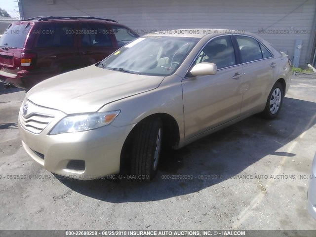 4T1BF3EK2BU141324 - 2011 TOYOTA CAMRY SE/LE/XLE GOLD photo 2