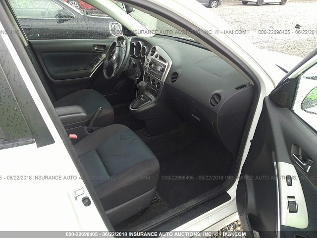 2T1KR32EX5C318942 - 2005 TOYOTA COROLLA MATRIX XR WHITE photo 5