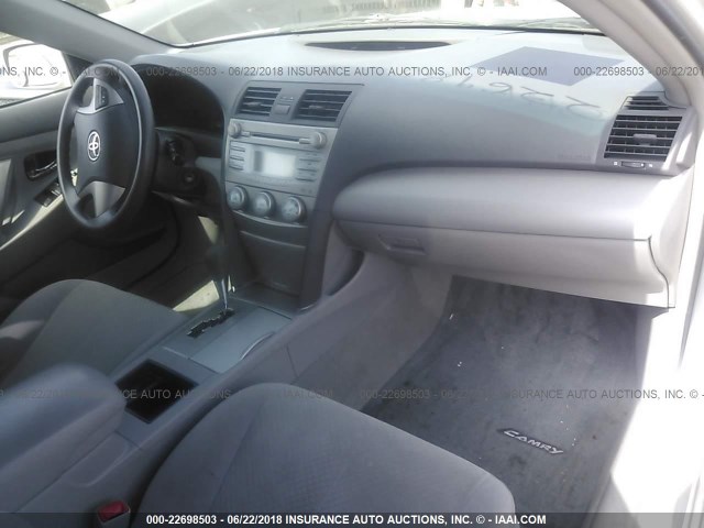 4T4BE46K39R077057 - 2009 TOYOTA CAMRY SE/LE/XLE SILVER photo 5
