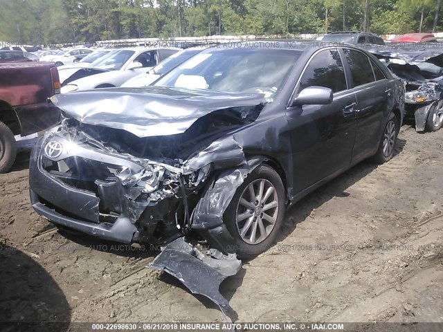 4T1BF3EK6BU135512 - 2011 TOYOTA CAMRY SE/LE/XLE GRAY photo 2