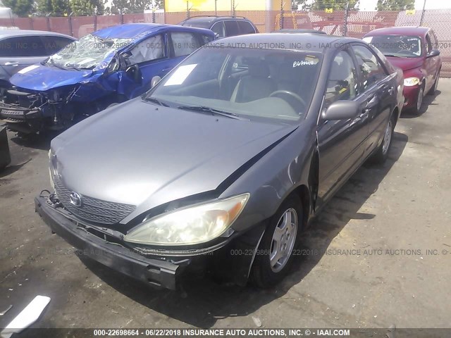 4T1BF32K13U555927 - 2003 TOYOTA CAMRY LE/XLE/SE ნაცრისფერი ფოტო 2