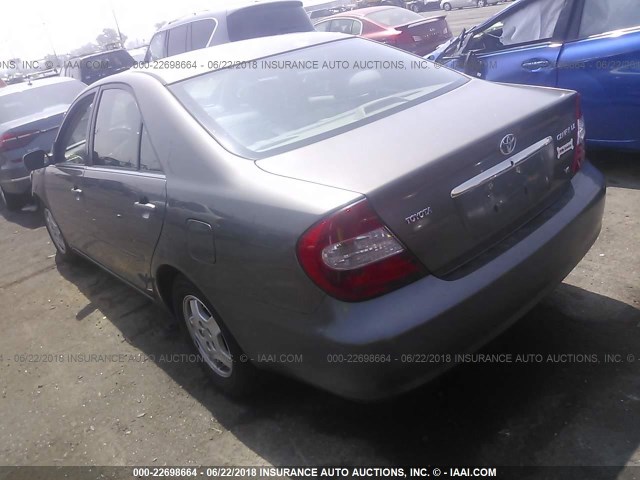 4T1BF32K13U555927 - 2003 TOYOTA CAMRY LE/XLE/SE ნაცრისფერი ფოტო 3
