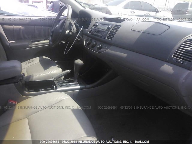 4T1BF32K13U555927 - 2003 TOYOTA CAMRY LE/XLE/SE ნაცრისფერი ფოტო 5
