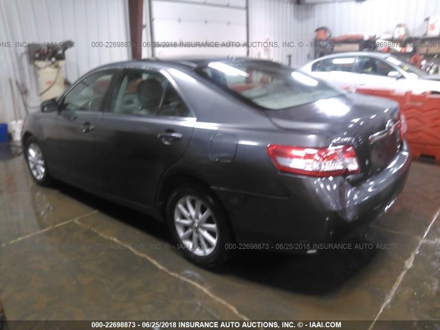 4T4BF3EK5AR047829 - 2010 TOYOTA CAMRY SE/LE/XLE GRAY photo 3