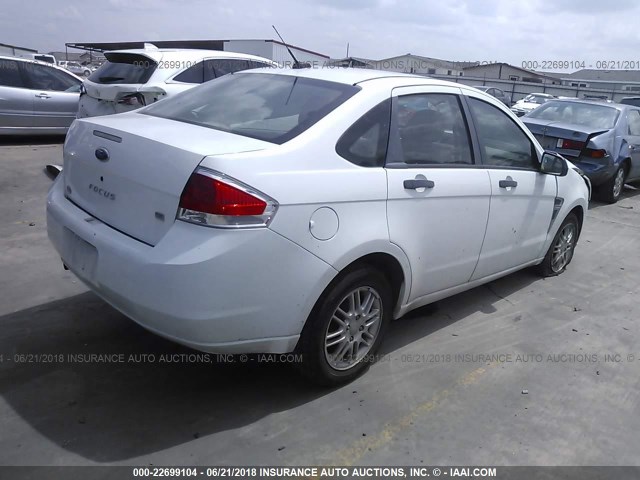 1FAHP35N08W179823 - 2008 FORD FOCUS SE/SEL/SES WHITE photo 4