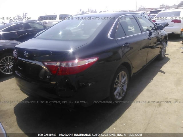 4T1BF1FK0HU744171 - 2017 TOYOTA CAMRY LE/XLE/SE/XSE BLACK photo 4