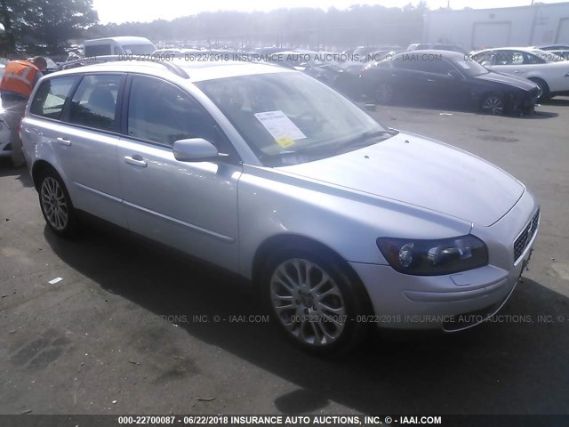 YV1MW682852046934 - 2005 VOLVO V50 T5 SILVER photo 1