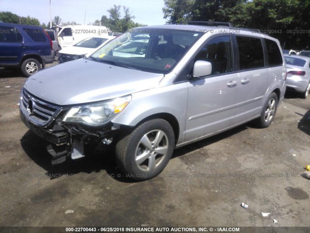 2V4RW3DG0BR622059 - 2011 VOLKSWAGEN ROUTAN SE SILVER photo 2