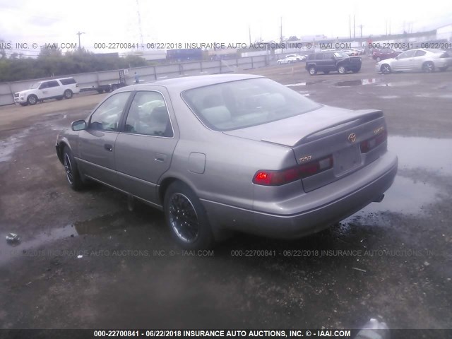 4T1BG22K6WU255909 - 1998 TOYOTA CAMRY CE/LE/XLE ნაცრისფერი ფოტო 3