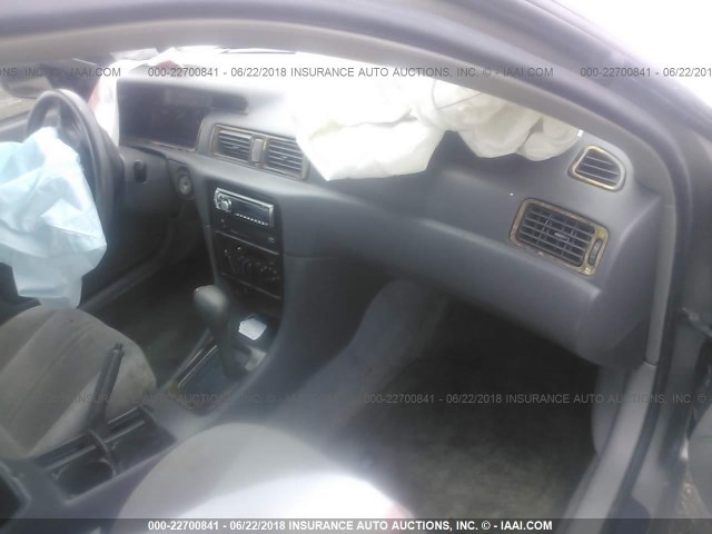 4T1BG22K6WU255909 - 1998 TOYOTA CAMRY CE/LE/XLE ნაცრისფერი ფოტო 5