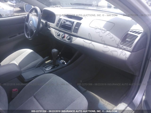 4T1BE32K54U879015 - 2004 TOYOTA CAMRY LE/XLE/SE ვერცხლისფერი ფოტო 5