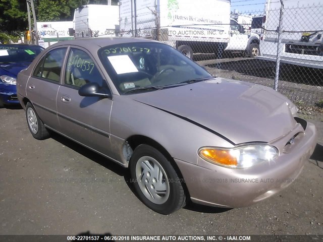 1FAFP10P1WW325826 - 1998 FORD ESCORT LX GOLD photo 1