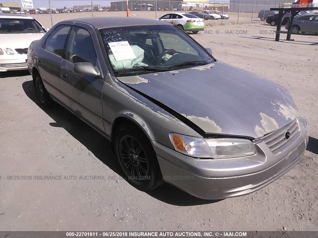 JT2BG22K7V0063014 - 1997 TOYOTA CAMRY LE/XLE SILVER photo 1