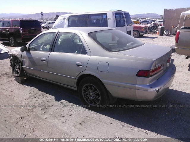 JT2BG22K7V0063014 - 1997 TOYOTA CAMRY LE/XLE SILVER photo 3