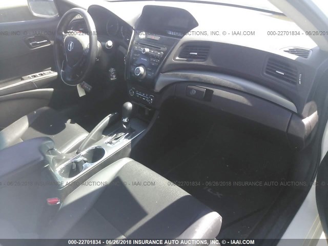 19VDE1F30DE013251 - 2013 ACURA ILX 20 WHITE photo 5