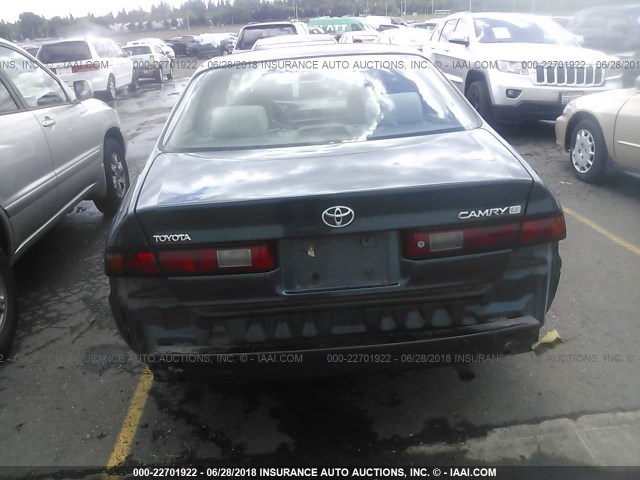4T1BG22K0WU210187 - 1998 TOYOTA CAMRY CE/LE/XLE 绿色 照片 6