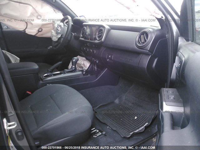 5TFCZ5AN1HX067123 - 2017 TOYOTA TACOMA DBL CAB/SR/TRDSPT/OR/PRO ნაცრისფერი ფოტო 5