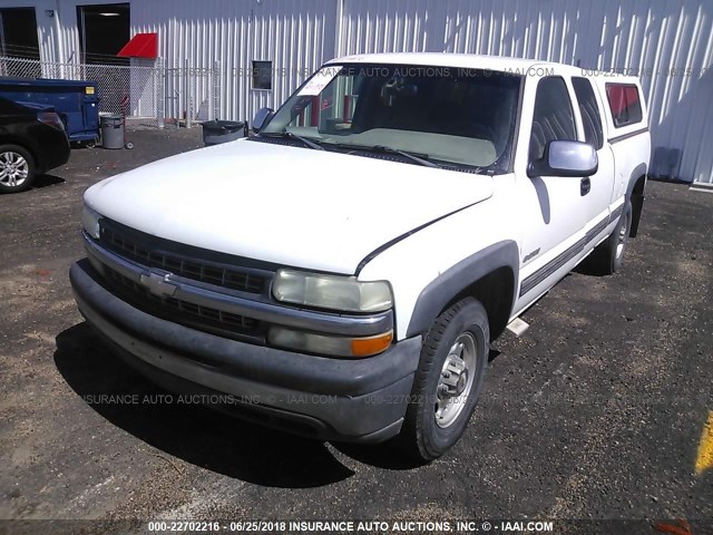 1GCFC29U8YE294782 - 2000 CHEVROLET SILVERADO C2500 WHITE photo 2