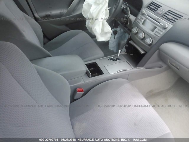 4T1BF3EK3AU013804 - 2010 TOYOTA CAMRY SE/LE/XLE SILVER photo 5