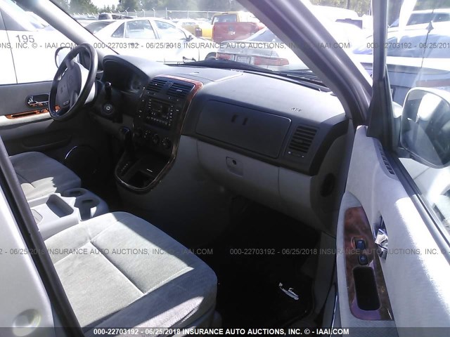 KNDUP132256761892 - 2005 KIA SEDONA EX/LX SILVER photo 5